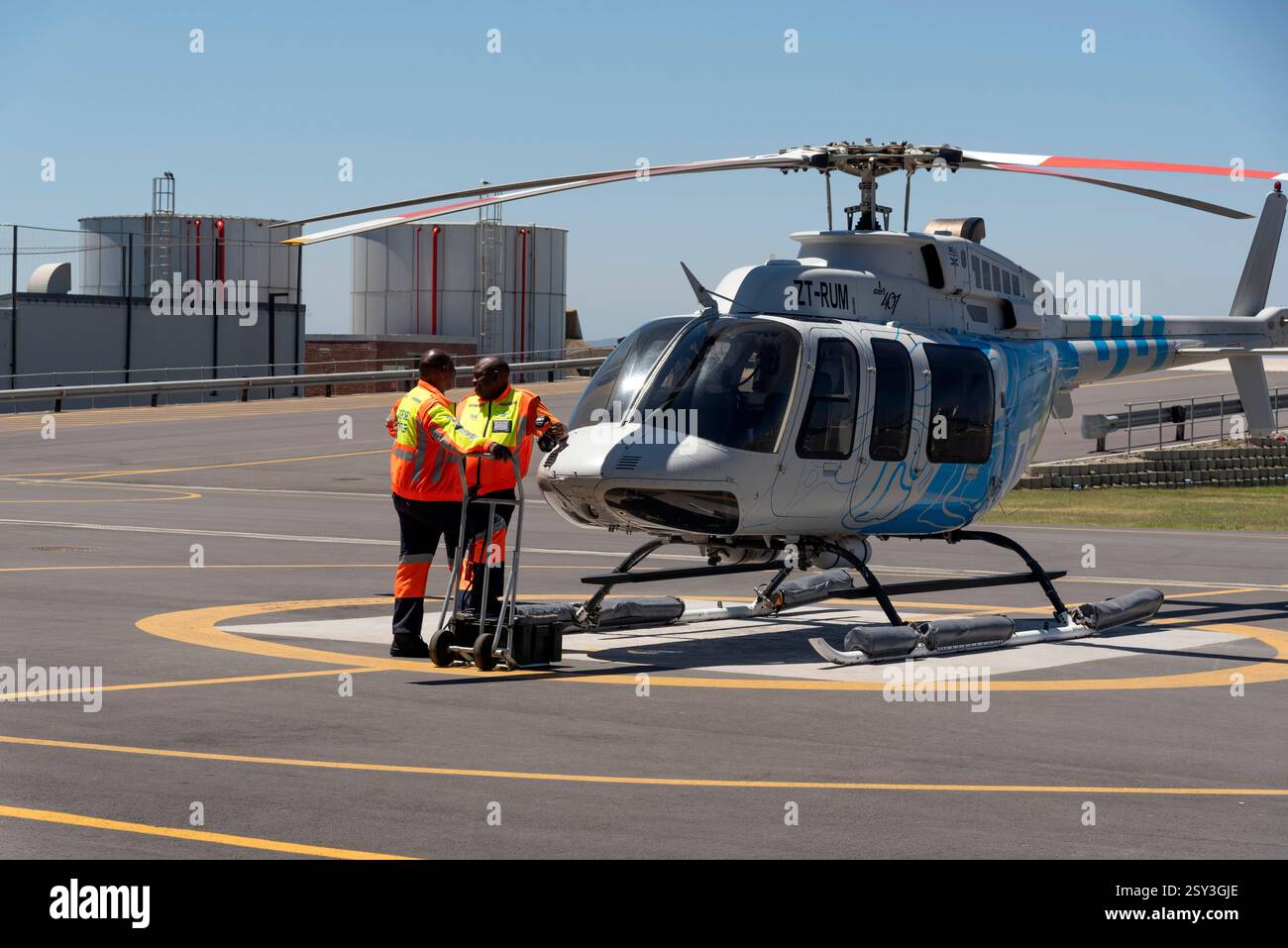 Kapstadt Südafrika. 25.12. 2024. Fluglotsen im Dienst neben einem Passagier mit Hubschrauber, der auf malerischen Touren durch die Stadt eingesetzt wird Stockfoto