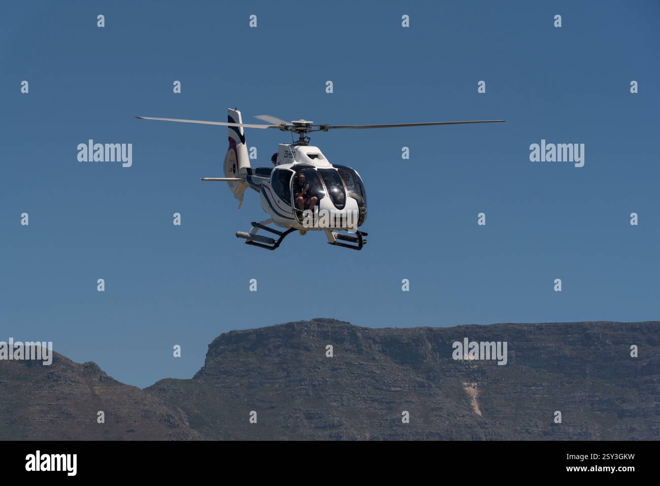 Kapstadt Südafrika. 25.12.2024. Hubschrauber mit Touristen an Bord im Finale, um mit dem Tafelberg im Hintergrund zu landen. Stockfoto