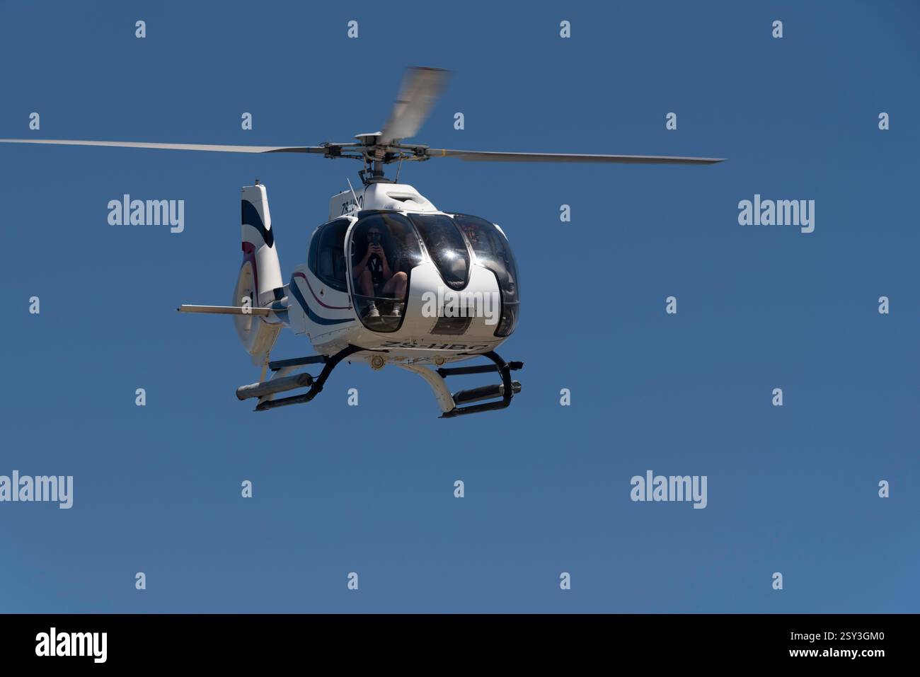 Kapstadt Südafrika. 25.12.2024. Hubschrauber mit Touristen an Bord auf Finalrunden, um mit blauem Himmel zu landen. Stockfoto