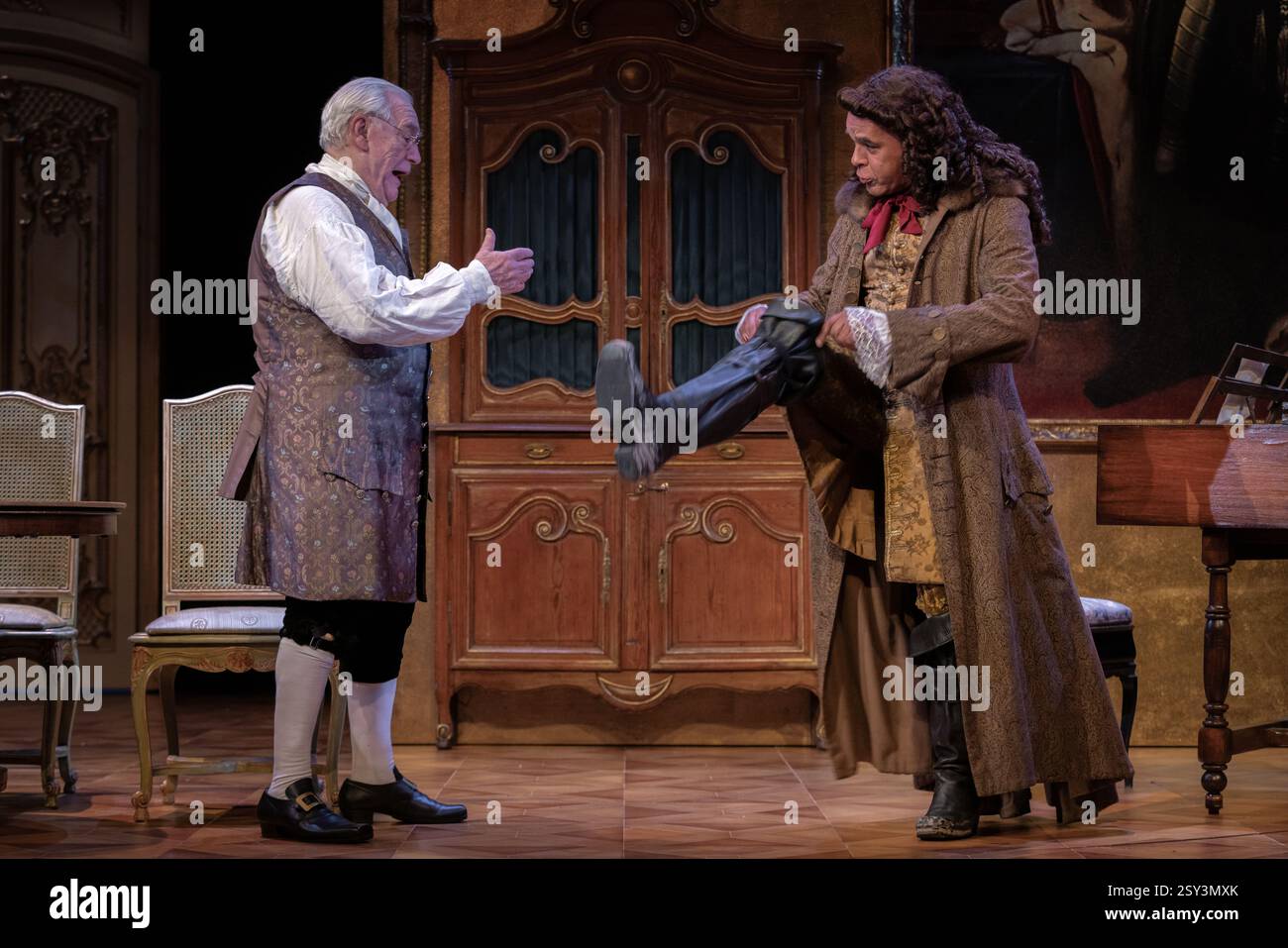 Brian Cox als Bach und Peter de Jersey als Voltaire. Das Stück „The Score“ von Oliver Cotton, Regie führte Trevor Nunn im Theatre Royal Haymarket. Stockfoto