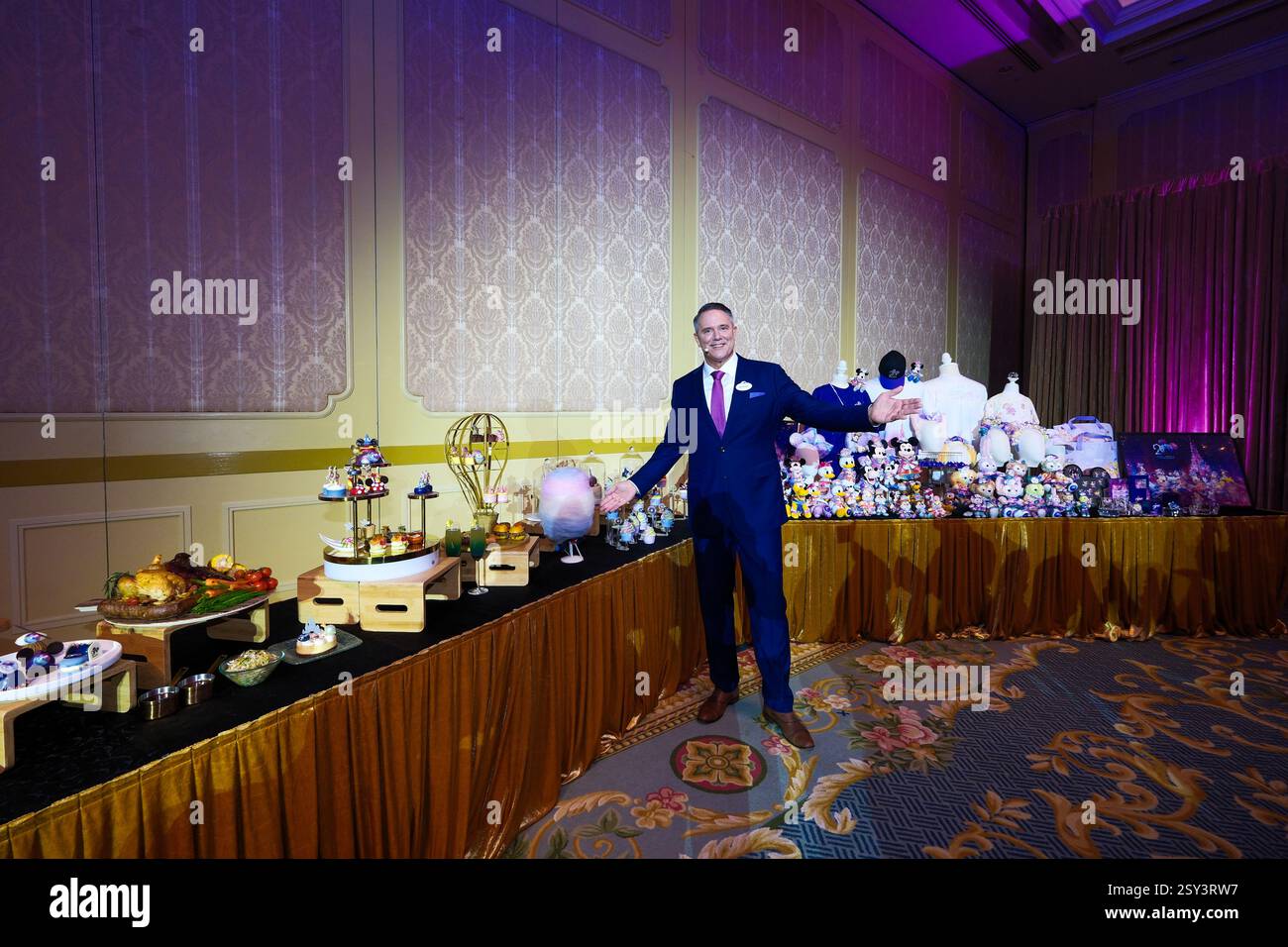 Hongkong, China, 25. Februar 2025. Michael Moriarty, Managing Director von Hong Kong Disneyland Resort, gibt eine Einführung vor der Bekanntgabe der Ergebnisse von Hong Kong Disneyland Resort für das Geschäftsjahr 2024 am 25. Februar 2025 in Hong Kong, China. Das Hong Kong Disneyland Resort verzeichnete im Geschäftsjahr 2024 einen drastischen Turnaround mit einem Nettogewinn von 838 Millionen HK$. Quelle: Chen Yongnuo/China News Service/Alamy Live News Stockfoto