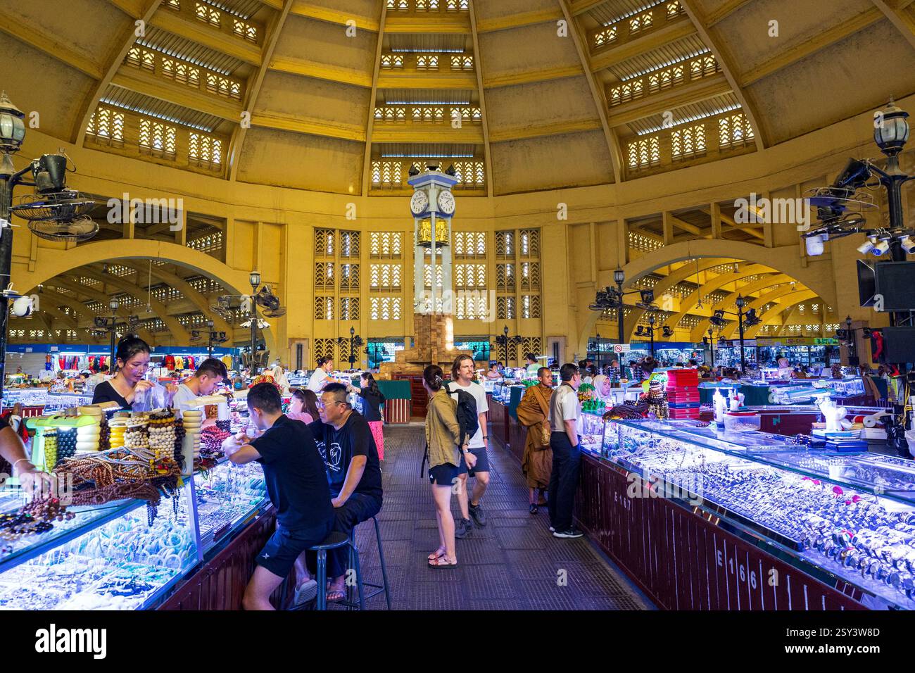 Käufer navigieren durch die Verkaufsstände des Central Market, Phnom Penh, Kambodscha, Donnerstag, 14. November, 2024. Foto: David Rowland / One-Image.com Stockfoto