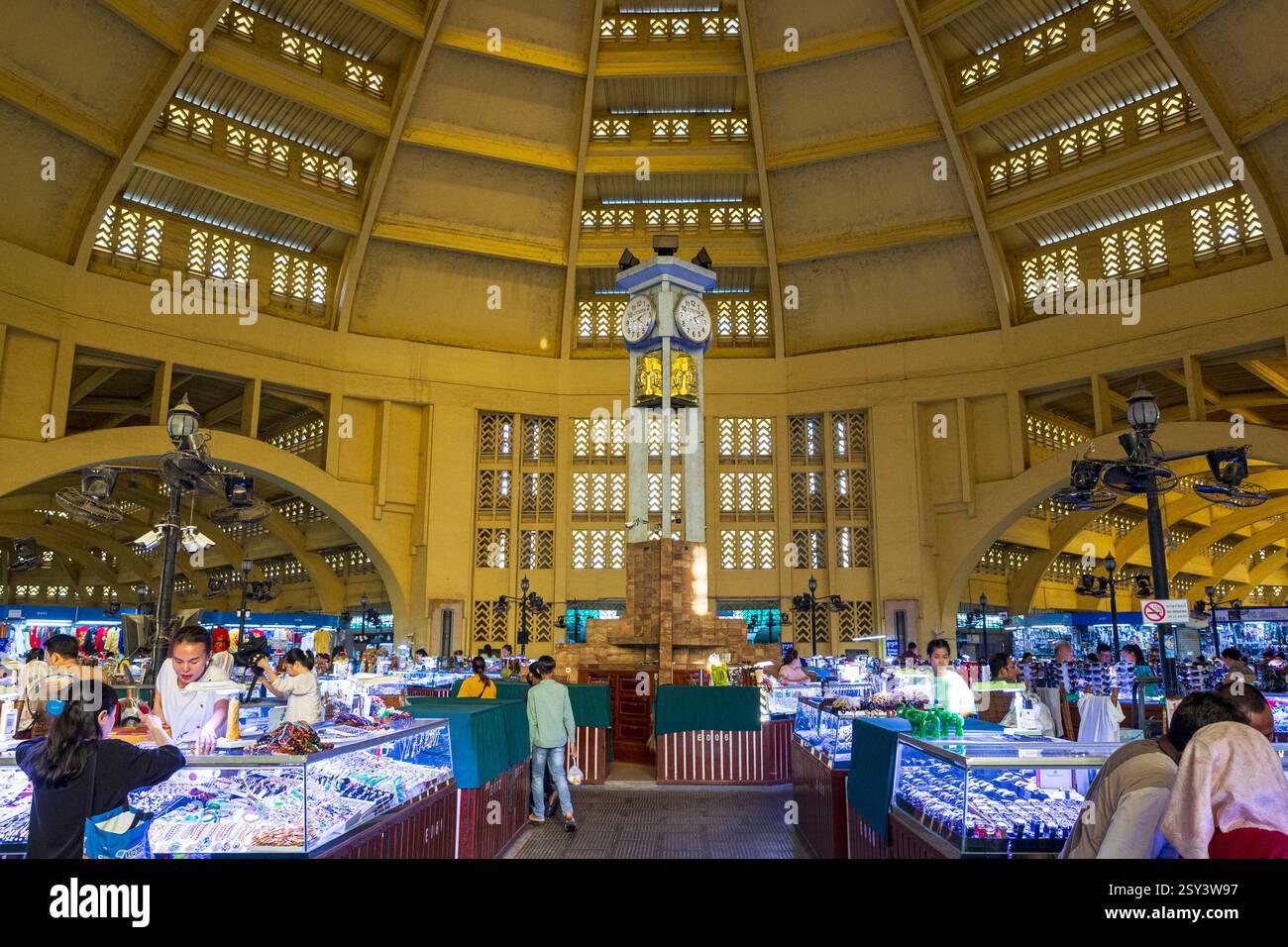 Käufer navigieren durch die Verkaufsstände des Central Market, Phnom Penh, Kambodscha, Donnerstag, 14. November, 2024. Foto: David Rowland / One-Image.com Stockfoto
