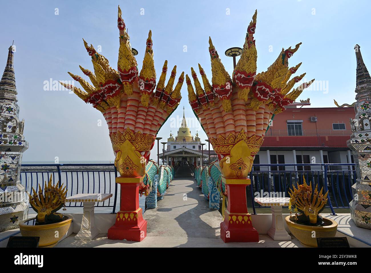 Naga Gateway verbindet das Ufer mit dem Goldenen Chedi des Wat Hong Thong, einem thailändischen buddhistischen Tempel, der auf Stelzen über dem Meer im Bezirk Bang Pakong gebaut wurde Stockfoto