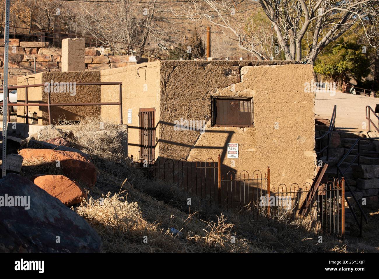 Jerome, Arizona, USA - 1. Januar 2022: Das Gefängnis aus dem frühen 20. Jahrhundert rutscht weiter auf dem Hügel herunter. Stockfoto