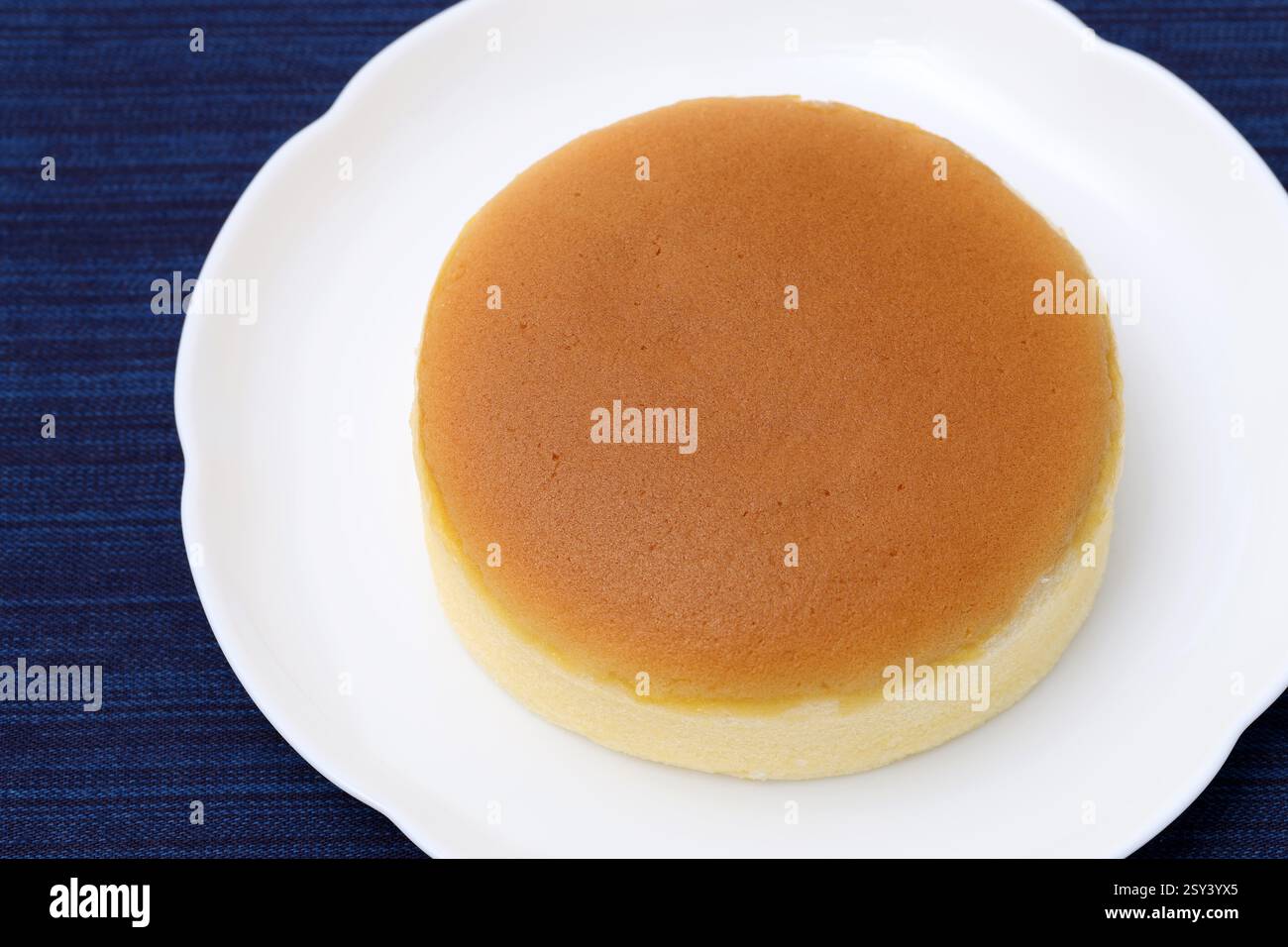 Hausgemachter runder Biskuitkuchen oder castella-Kuchen. Konzept der hausgemachten Bäckerei. Stockfoto