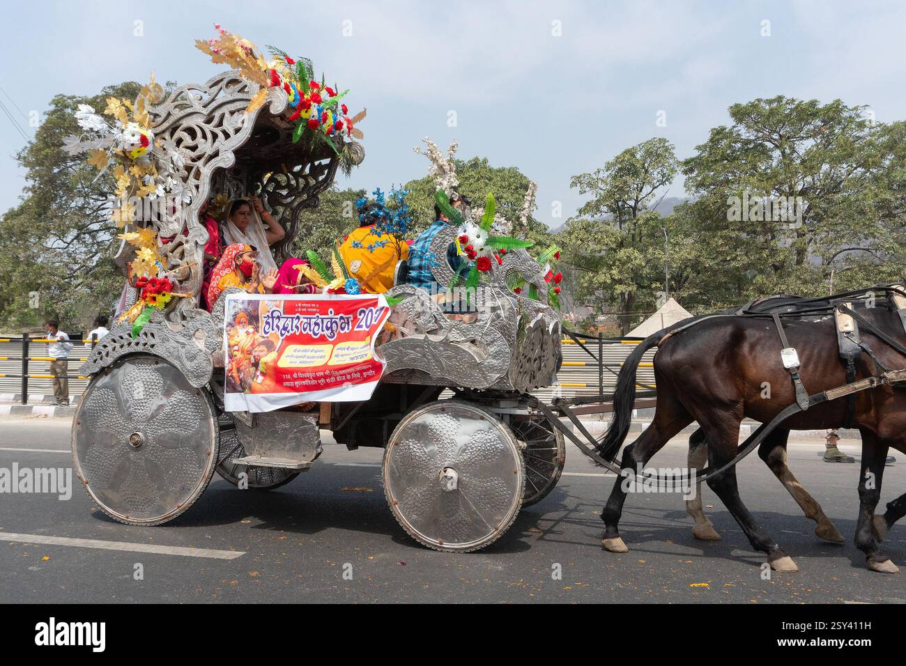 Haridwar, Uttarakhand, Indien - 16. April 2021 : Hindu sadhus, Sanyasis in Safrankleidern, gezogen von Pferden in Prozession für Shahi Snaan auf Ganges. Stockfoto