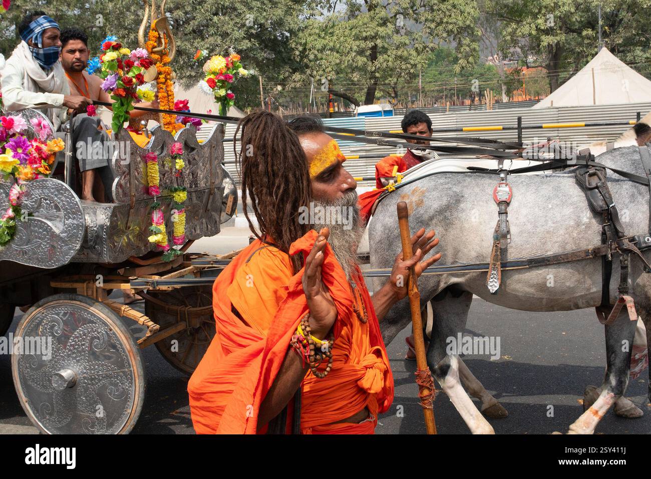 Haridwar, Uttarakhand, Indien - 16. April 2021 : Hindu sadhus, Sanyasis in Safrankleidern, gezogen von Pferden in Prozession für Shahi Snaan auf Ganges. Stockfoto