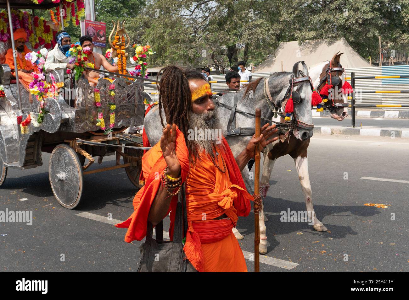 Haridwar, Uttarakhand, Indien - 16. April 2021 : Hindu sadhus, Sanyasis in Safrankleidern, gezogen von Pferden in Prozession für Shahi Snaan auf Ganges. Stockfoto