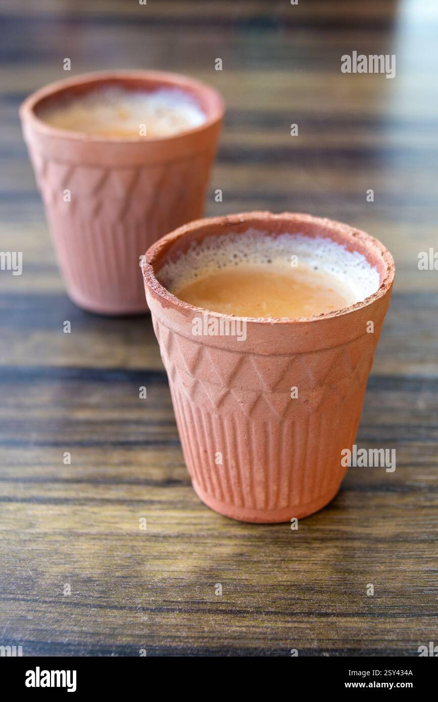Morgentee mit Sandbechern, eine perfekte Mischung aus Geschmack und Tradition, Pushkar, Rajasthan, Indien, 28. Januar 2024 Stockfoto