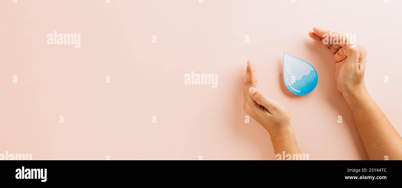 World Water Day. Die Hände legen vorsichtig einen blauen Wassertropfen Papierschnitt in die Wiege. Hervorheben von Sauberkeit, Hygiene und Pflege, um Wasser zu sparen, und Betonung der praktischen Bemühungen, um Stockfoto