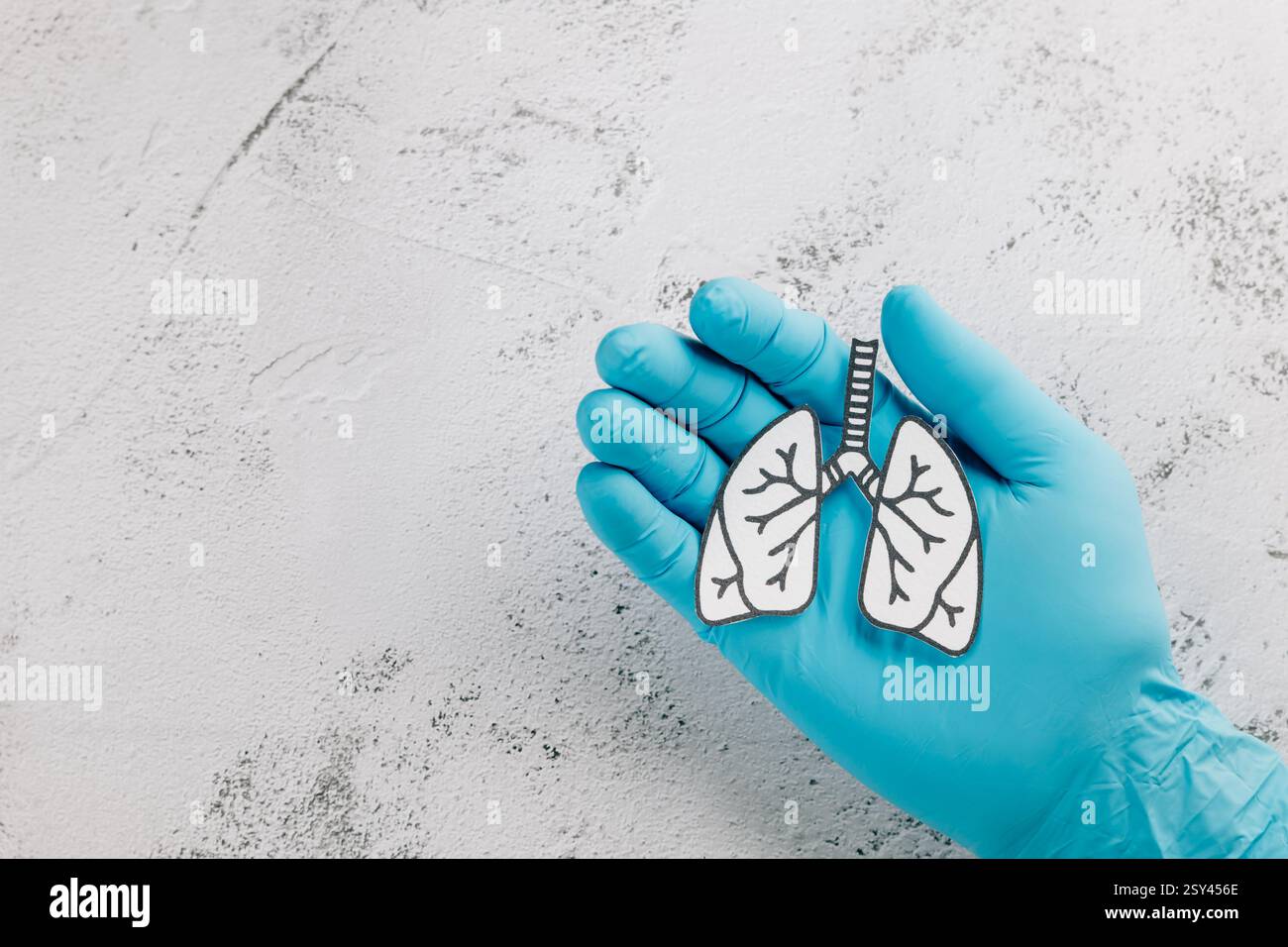 World TB Day-Konzept mit Arzthandschuhen in der Hand, die Lungenpapier halten. Hervorhebung der Lunge Gesundheit, Tuberkulose Bewusstsein, und Atemwegserkrankungen wie Stockfoto