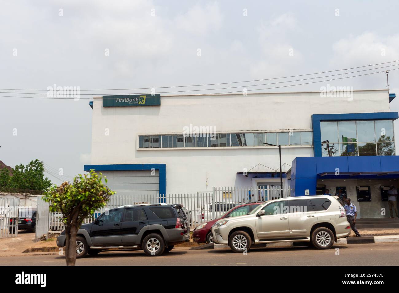 Vorder- und Seitenansicht der First Bank of nigeria ltd. Präsidentenstraße, enugu Stockfoto