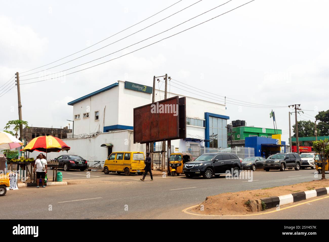 Vorder- und Seitenansicht der First Bank of nigeria ltd. Präsidentenstraße, enugu Stockfoto