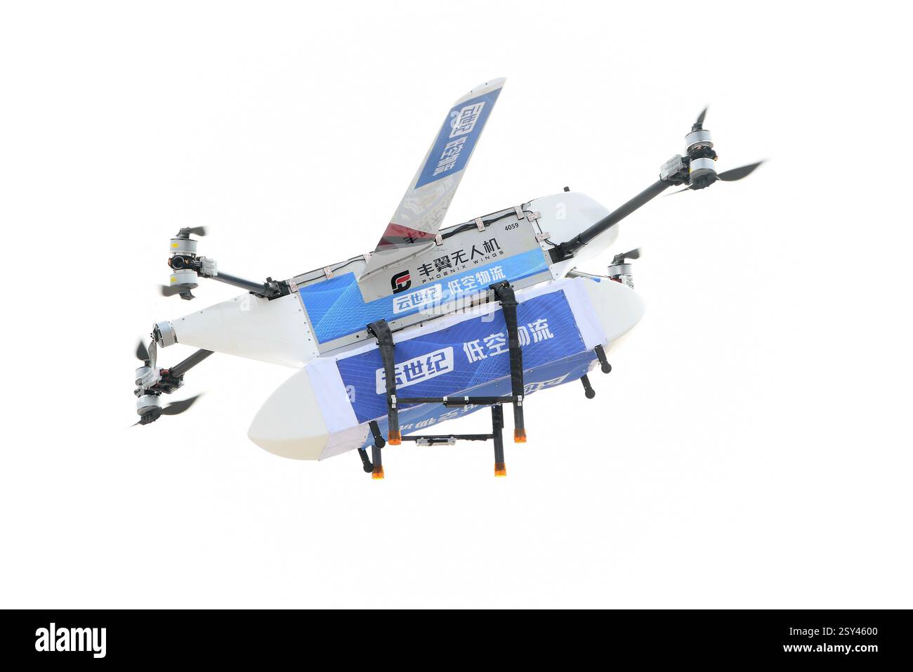 QINGDAO, CHINA - 27. FEBRUAR 2025 - Eine Drohne mit Medikamenten und Dokumenten startet nach Lingshan Island in der West Coast New Area von Qingdao, S Stockfoto