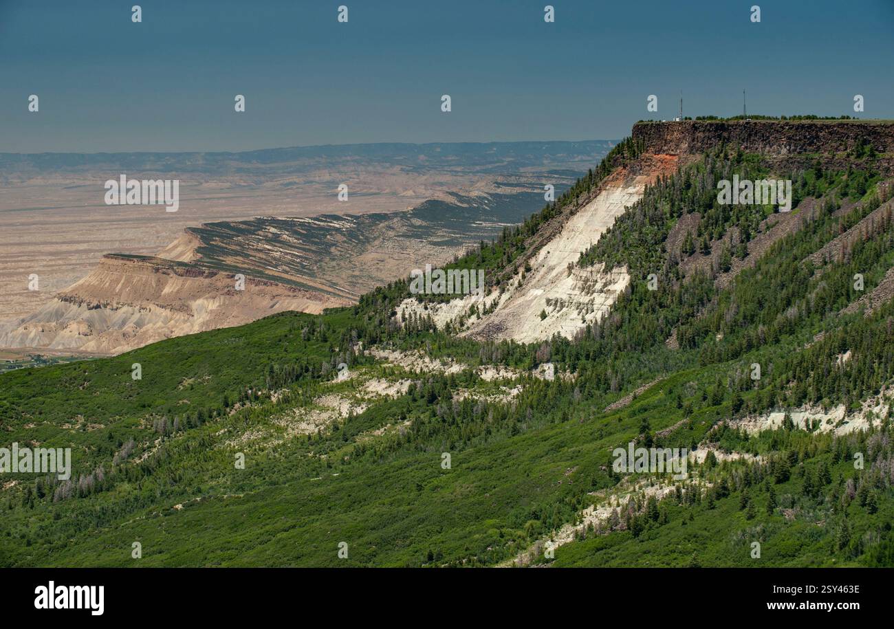 Die Aussicht vom Gipfel von Colorado's Grand Mesa. Die westliche Spitze des Mesa befindet sich auf der rechten Seite; Grand Junction's Mount Garfield befindet sich darunter. Stockfoto