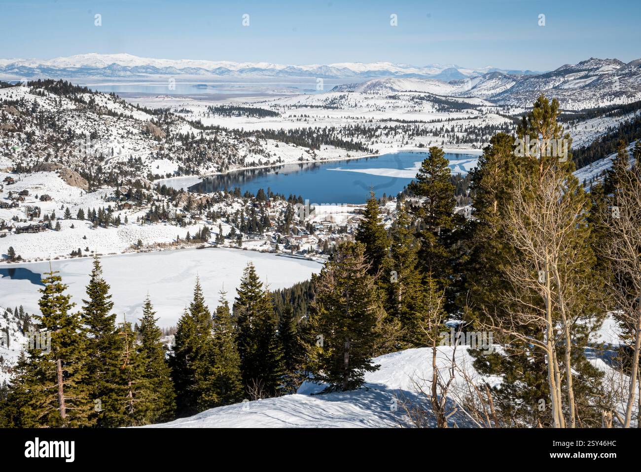 Blick auf den Gull Lake im Winter vom June Mountain Ski Resort in den Eastern Sierra Mountains in Kalifornien. Stockfoto