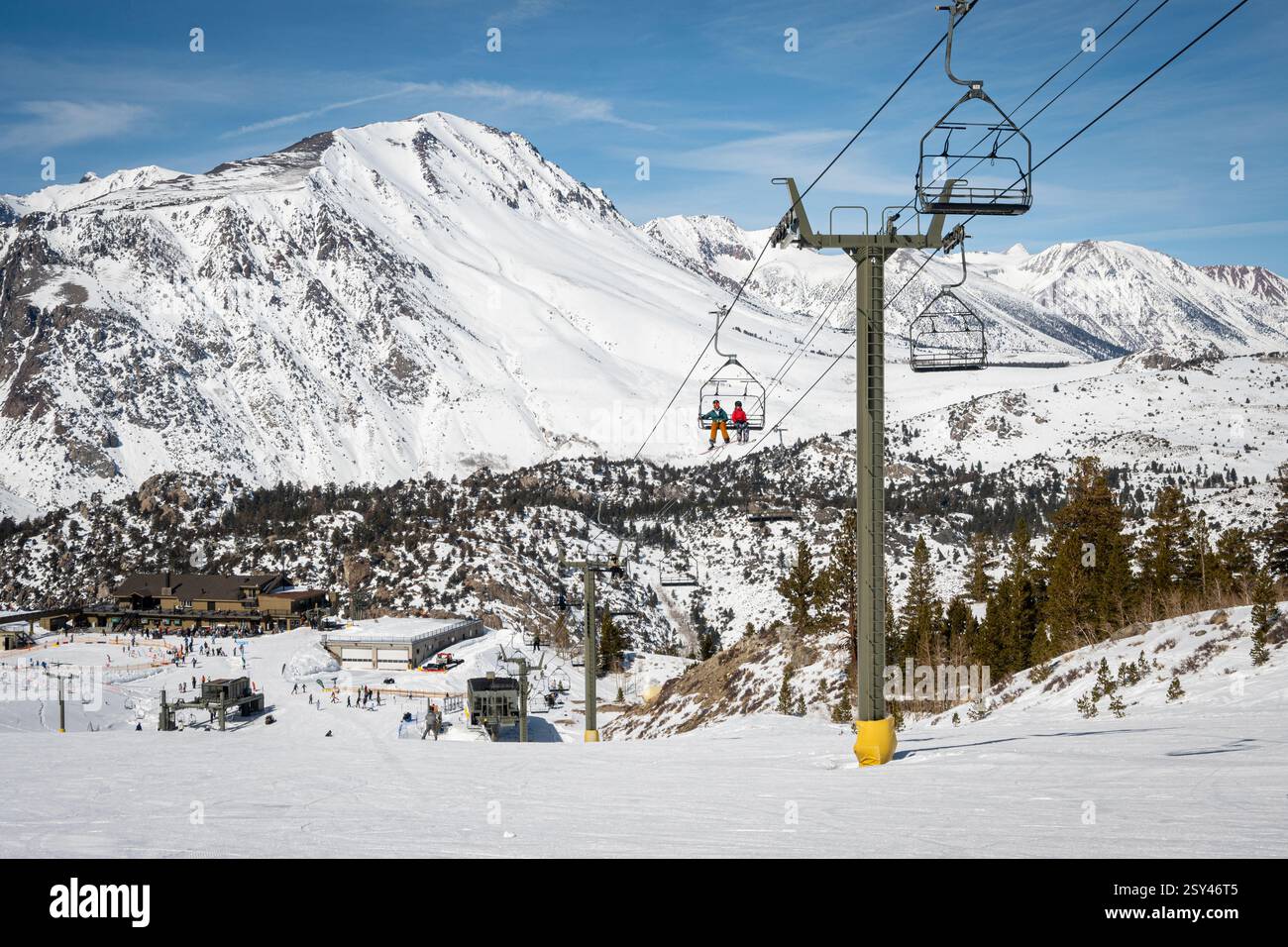 Im Resort June Mountain, versteckt in den Bergen der Osterregion Sierra Nevada, können Sie Ski- und Snowboarder mit einem Sessellift fahren. Stockfoto