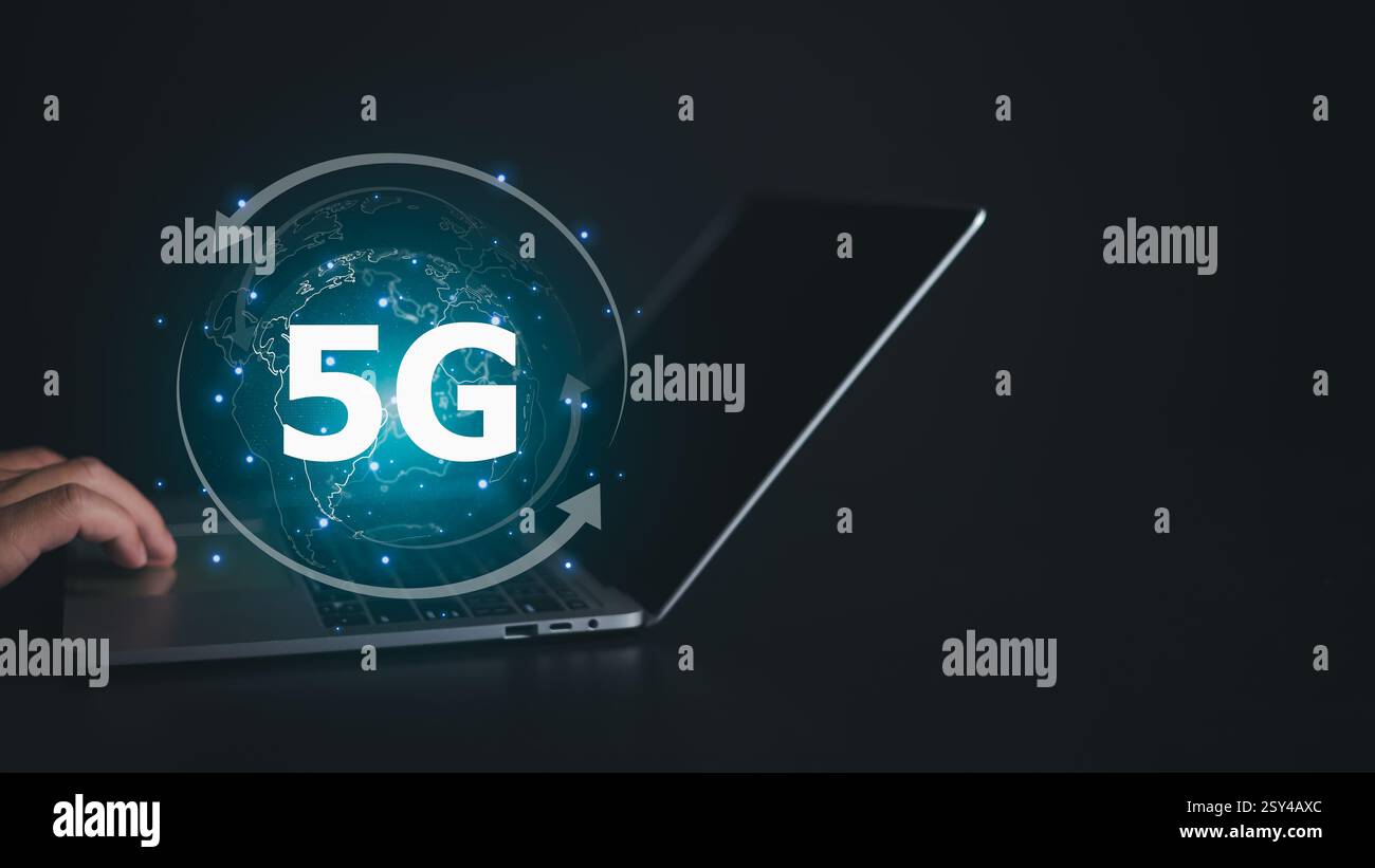Kreatives Konzept Hintergrund, das Konzept des 5G-Netzes, Hochgeschwindigkeits-mobiles Internet, Netzwerke der neuen Generation, gemischte Medien, männliche Hand-Gebrauch Computer mit Stockfoto
