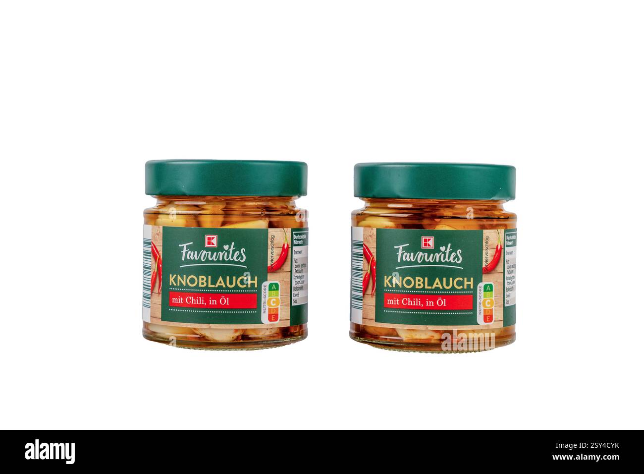 Deutschland Berlin 26. Februar 2025. Zwei Gläser Knoblauch sind auf weißem Hintergrund zu sehen. Die Gläser sind grün und haben ein rotes Etikett. Glas mit eingelegtem Knoblauch Stockfoto