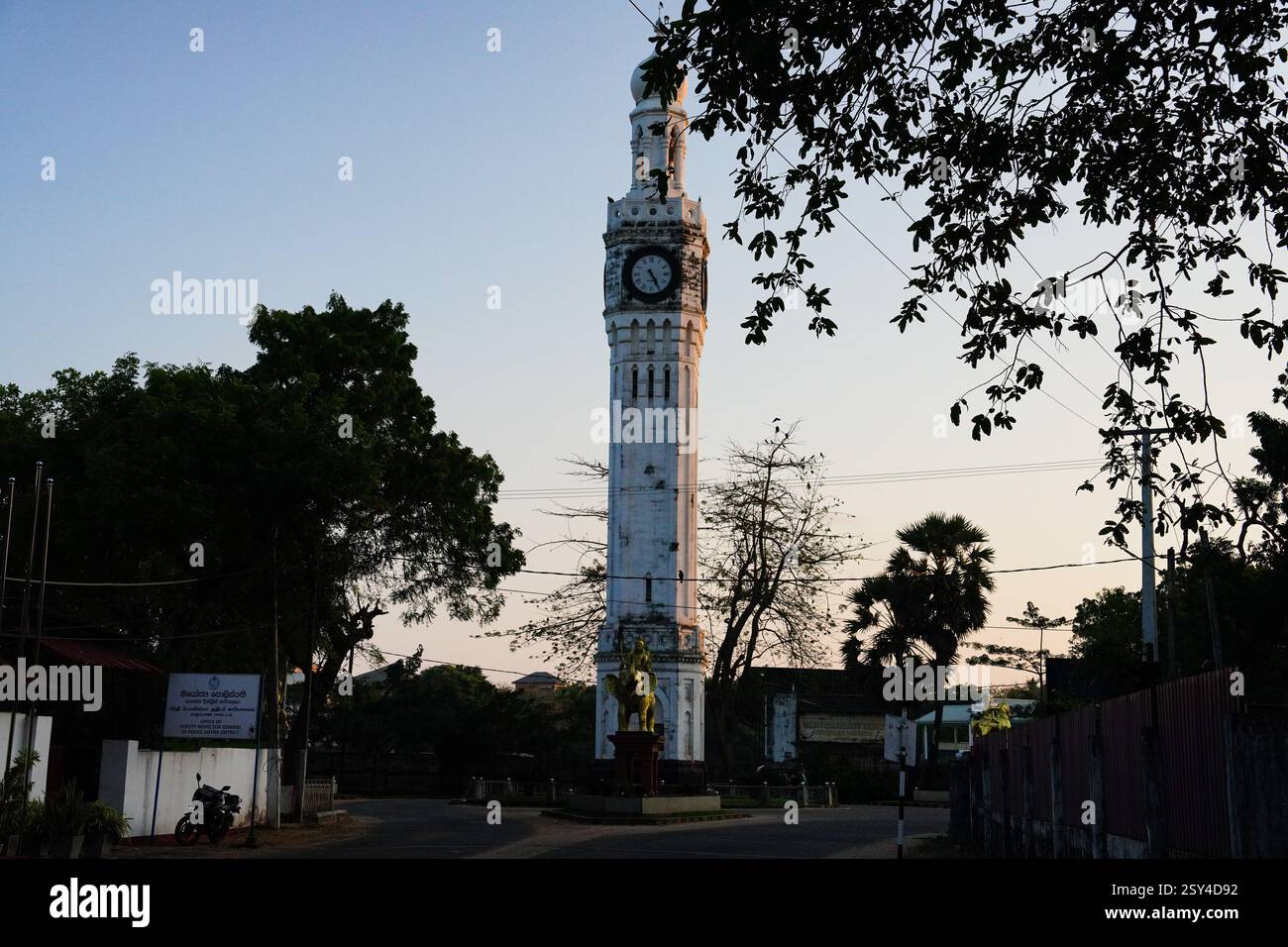 Jaffna. Februar 2025. Dieses Foto, aufgenommen am 22. Februar 2025, zeigt den Jaffna Uhrenturm in Jaffna, Sri Lanka. Jaffna liegt im Norden Sri Lankas und ist eine Küstenstadt, die während eines langen Bürgerkriegs schwer verwüstet wurde. Heute haben die Menschen hier ein neues Leben aufgenommen. Quelle: Wu Yue/Xinhua/Alamy Live News Stockfoto