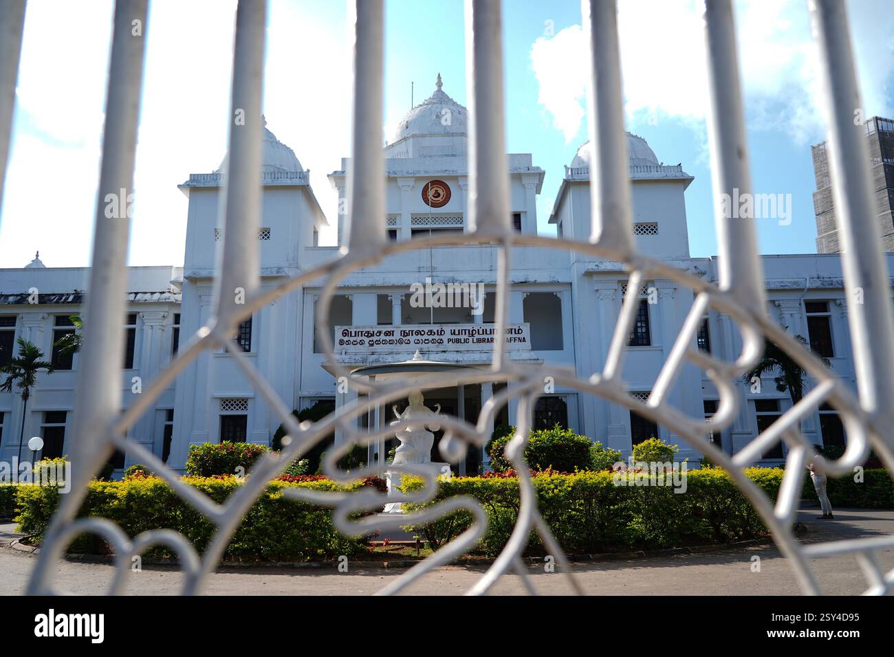 Jaffna. Februar 2025. Dieses Foto, aufgenommen am 23. Februar 2025, zeigt die öffentliche Bibliothek von Jaffna in Jaffna, Sri Lanka. Jaffna liegt im Norden Sri Lankas und ist eine Küstenstadt, die während eines langen Bürgerkriegs schwer verwüstet wurde. Heute haben die Menschen hier ein neues Leben aufgenommen. Quelle: Chen Dongshu/Xinhua/Alamy Live News Stockfoto