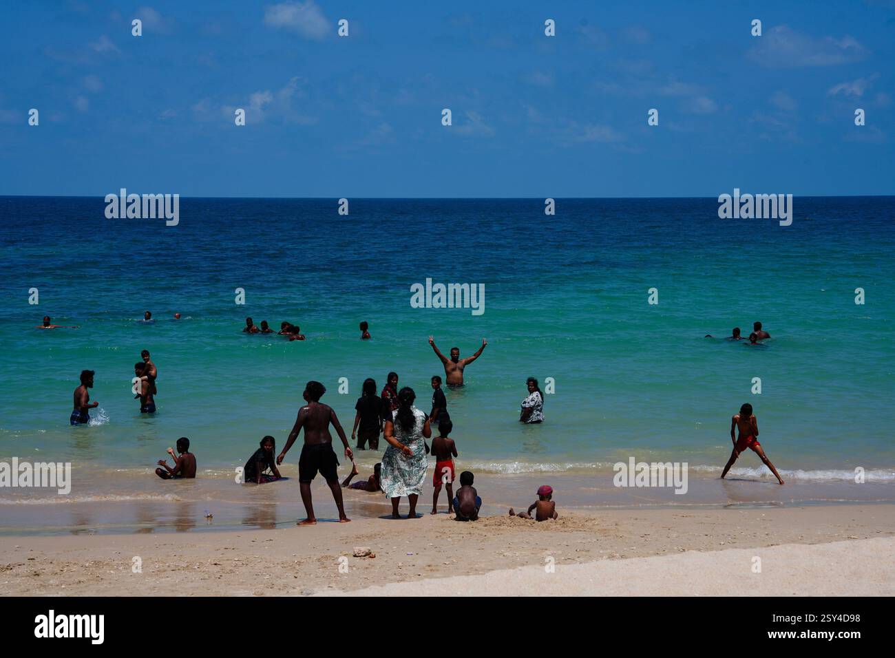 Jaffna. Februar 2025. Dieses am 23. Februar 2025 aufgenommene Foto zeigt die Küstenlandschaft in Jaffna, Sri Lanka. Jaffna liegt im Norden Sri Lankas und ist eine Küstenstadt, die während eines langen Bürgerkriegs schwer verwüstet wurde. Heute haben die Menschen hier ein neues Leben aufgenommen. Quelle: Wu Yue/Xinhua/Alamy Live News Stockfoto