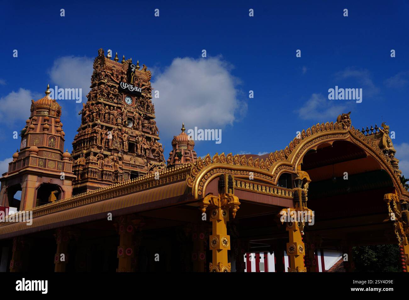 Jaffna. Februar 2025. Dieses Foto vom 23. Februar 2025 zeigt den Nallur Kandaswamy Tempel in Jaffna, Sri Lanka. Jaffna liegt im Norden Sri Lankas und ist eine Küstenstadt, die während eines langen Bürgerkriegs schwer verwüstet wurde. Heute haben die Menschen hier ein neues Leben aufgenommen. Quelle: Wu Yue/Xinhua/Alamy Live News Stockfoto