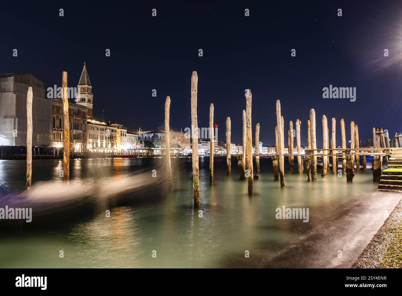 Venezianische Gondeln, Bootsanlegestelle beim Zollamt am Canal Grande, Gondelbahn Traghetto Dogana, Campanile dahinter, Langzeitbelichtung, Nachtaufnahme, Venedig, Stockfoto