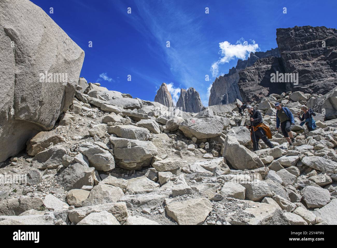 Bergsteiger, die vom Mirador de las Torres, Torres del Paine Nationalpark, Patagonien, Chile, Südamerika absteigen Stockfoto