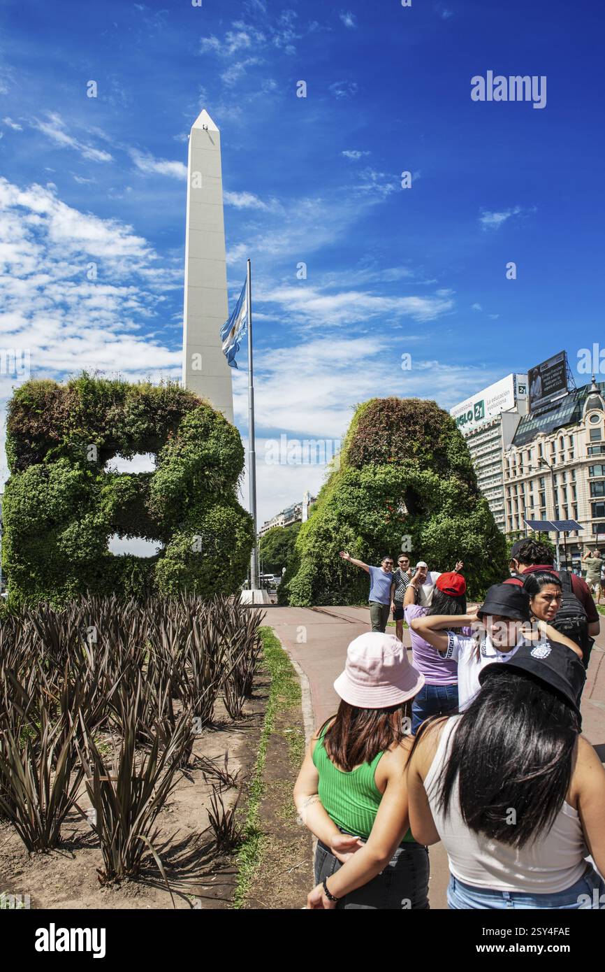 Touristen fotografieren sich vor den Betriebstoren in Form der Buchstaben von Buenos Aires, vor dem Obelisken, Avenida 9 de Julio, P Stockfoto