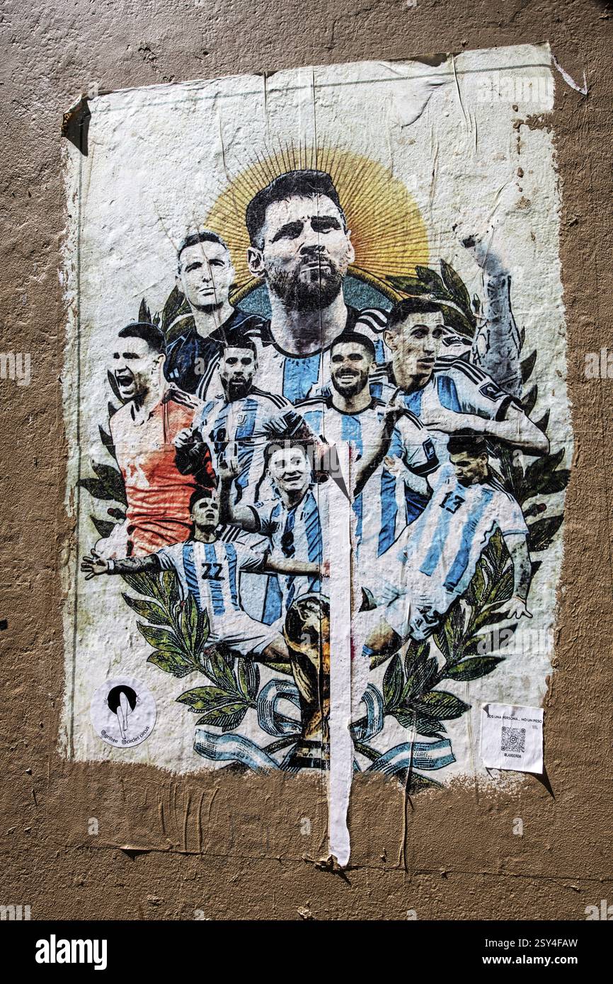 Lionel Messi mit der argentinischen Nationalmannschaft auf einem Poster an einer Hauswand in El Caminito, La Boca, Buenos Aires, ArgentinaBuenos Aires, Argentinien, S Stockfoto