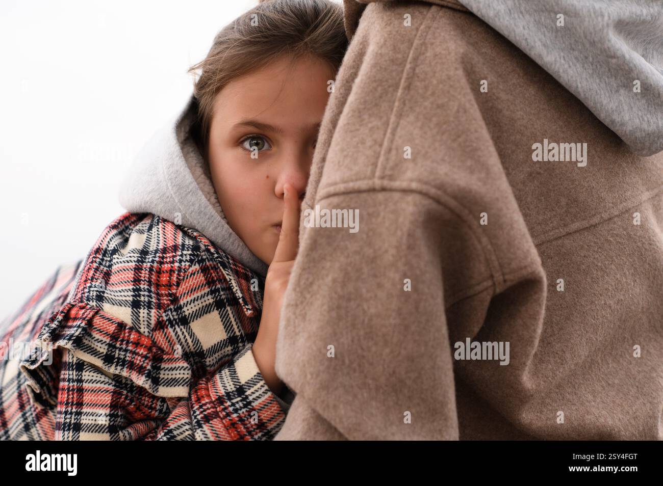Mutter und Tochter sitzen am Strand Stockfoto