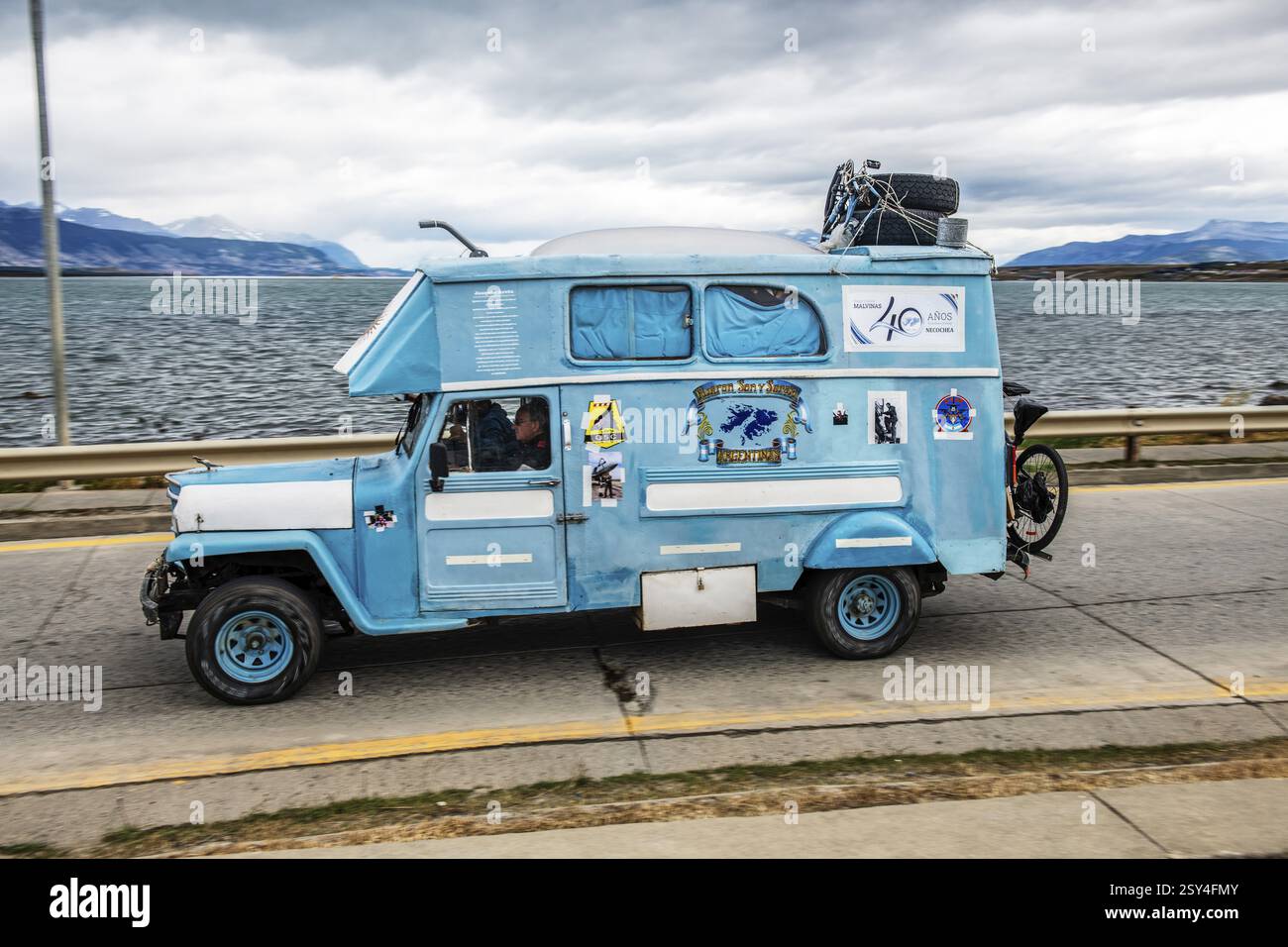 Wohnmobil in den Farben von Argentinien, Puerto Natales, Patagonien, Chile, Südamerika Stockfoto
