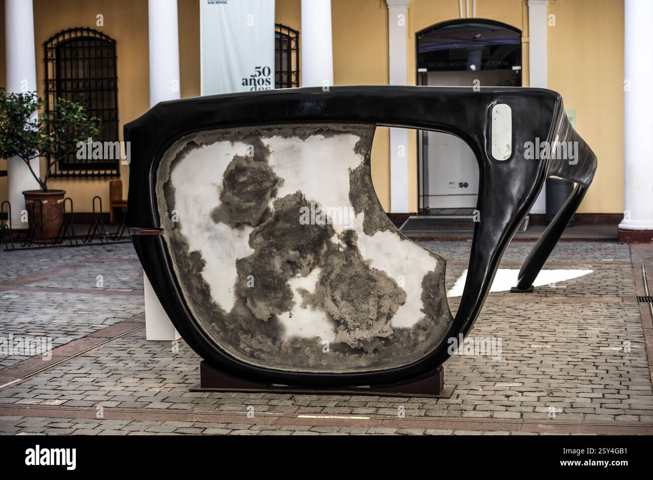 Gebrochene Horngläser als Kunstwerk zum Gedenken an Salvador Allende Gossens im Innenhof des Nationalmuseums in Plaze da Armas, Santiago Stockfoto