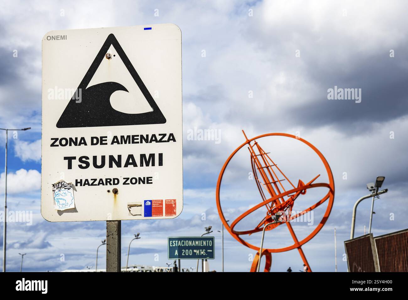 Tsunami-Gefahrenzone, Denkmal für die Umschiffung, Küste von Punta Arenas, Patagonien, Chile, Südamerika Stockfoto