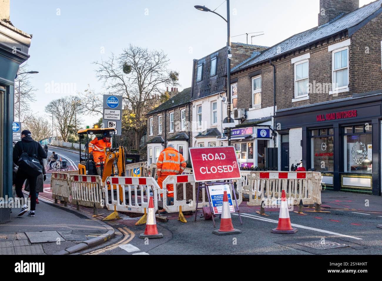 Straßenarbeiten in der Nähe der Mill Road Bridge an der Mill Road, Cambridge, England, Großbritannien Stockfoto