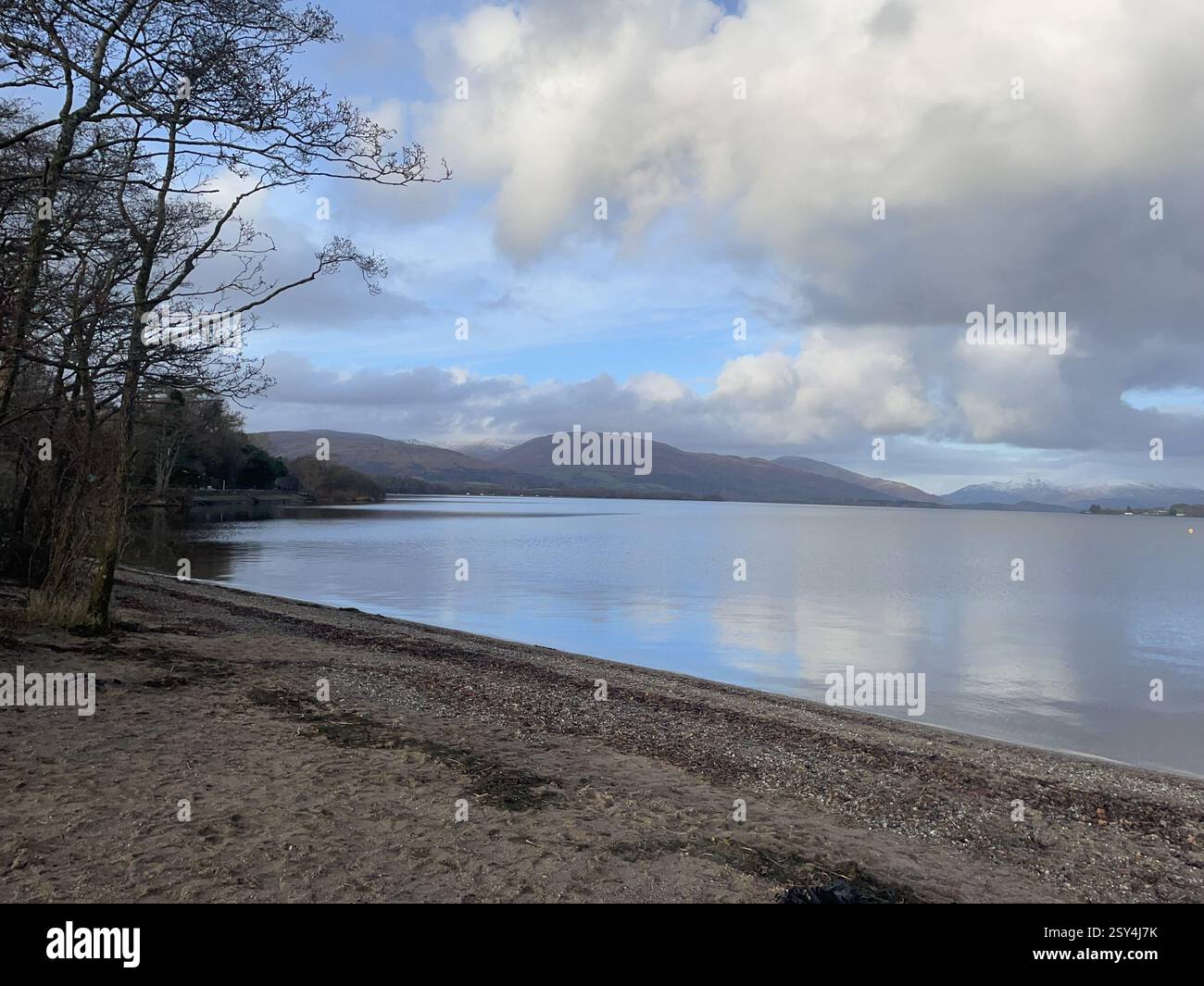 Bewölkte Reflexionen in Loch Lomond, Schottland - Smartphone-aufgenommenes Stockfoto