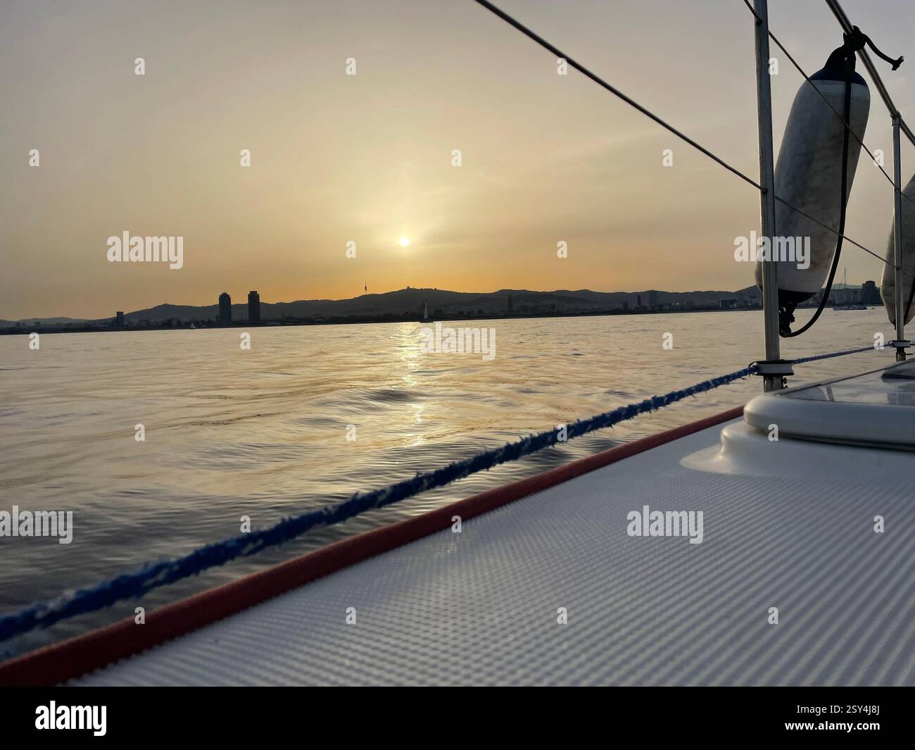 Skyline von Barcelona vom Boot in violetten Tönen Stockfoto