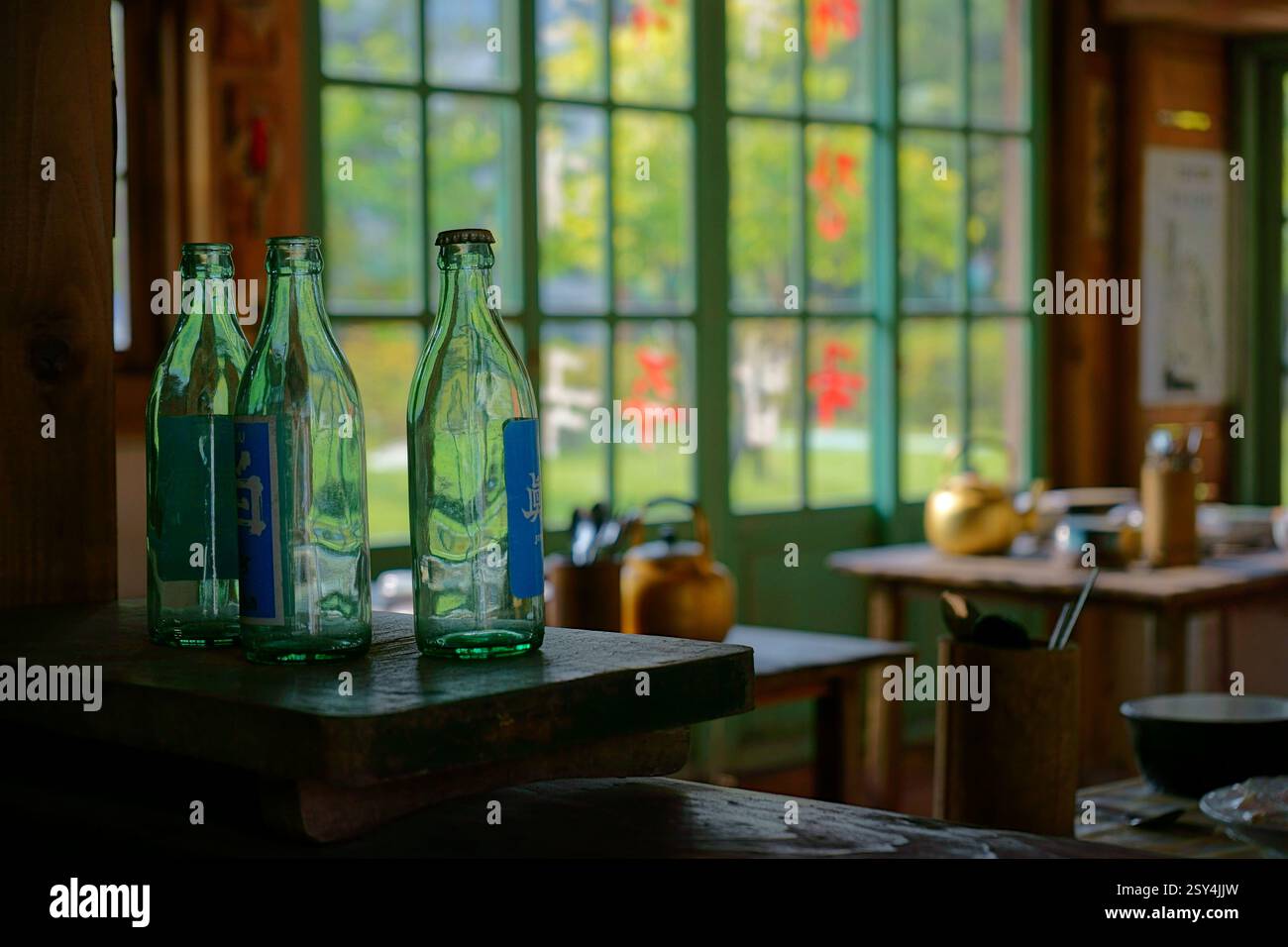 Das Innere eines alten koreanischen Pubs mit einem Wasserkocher, der Soju (koreanische Spirituosen) und Makgeoli (Reiswein) isst Stockfoto