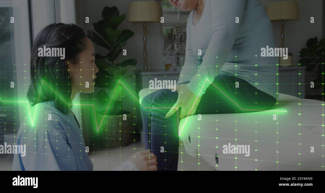 Bild der medizinischen Datenverarbeitung über verschiedene Physiotherapeuten und Patienten Stockfoto