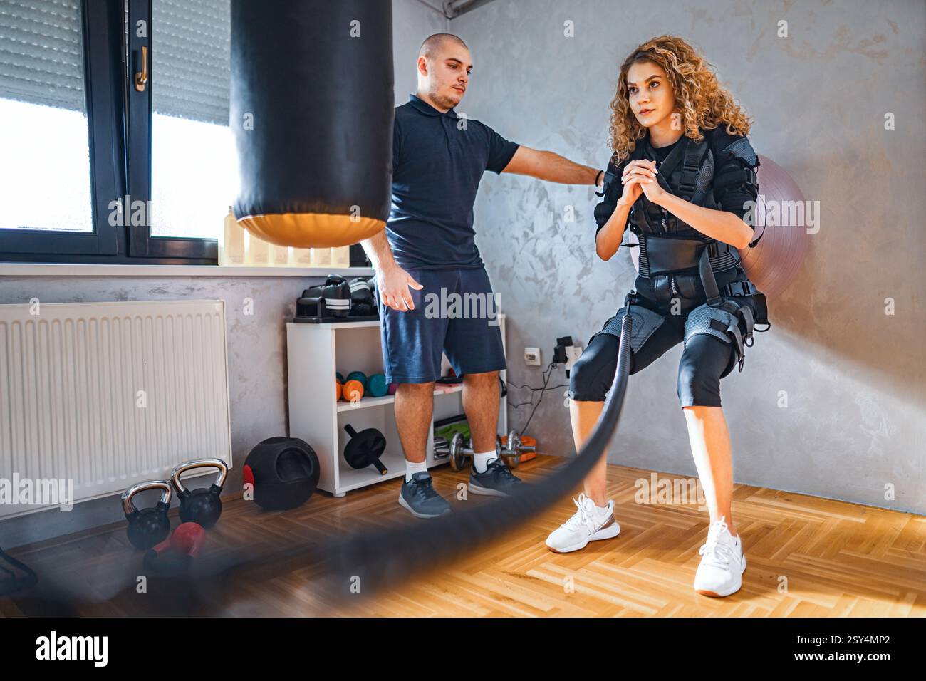 Dynamisches Fitnesstraining mit Widerstand und Coaching Stockfoto
