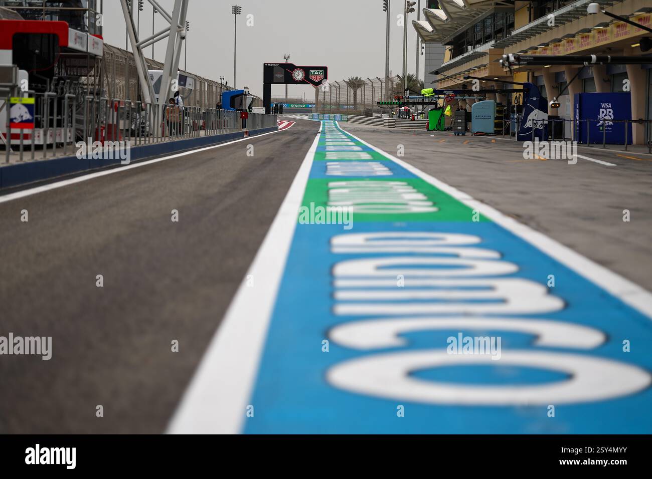 BAHRAIN, BAHRAIN - 27. FEBRUAR: Allgemeine Ansicht der Boxengasse am zweiten Tag der F1-Tests auf dem Bahrain International Circuit am 27. Februar 2025 in Bahrain, Bahrain. (Foto: Qian Jun/Alamy Live News) Stockfoto