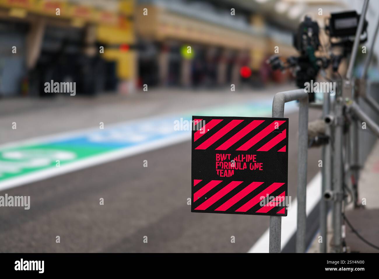 BAHRAIN, BAHRAIN - 27. FEBRUAR: Allgemeine Ansicht des Pittsymbols der Alpen während des zweiten F1-Tests auf dem Bahrain International Circuit am 27. Februar 2025 in Bahrain, Bahrain. (Foto: Qian Jun/Alamy Live News) Stockfoto