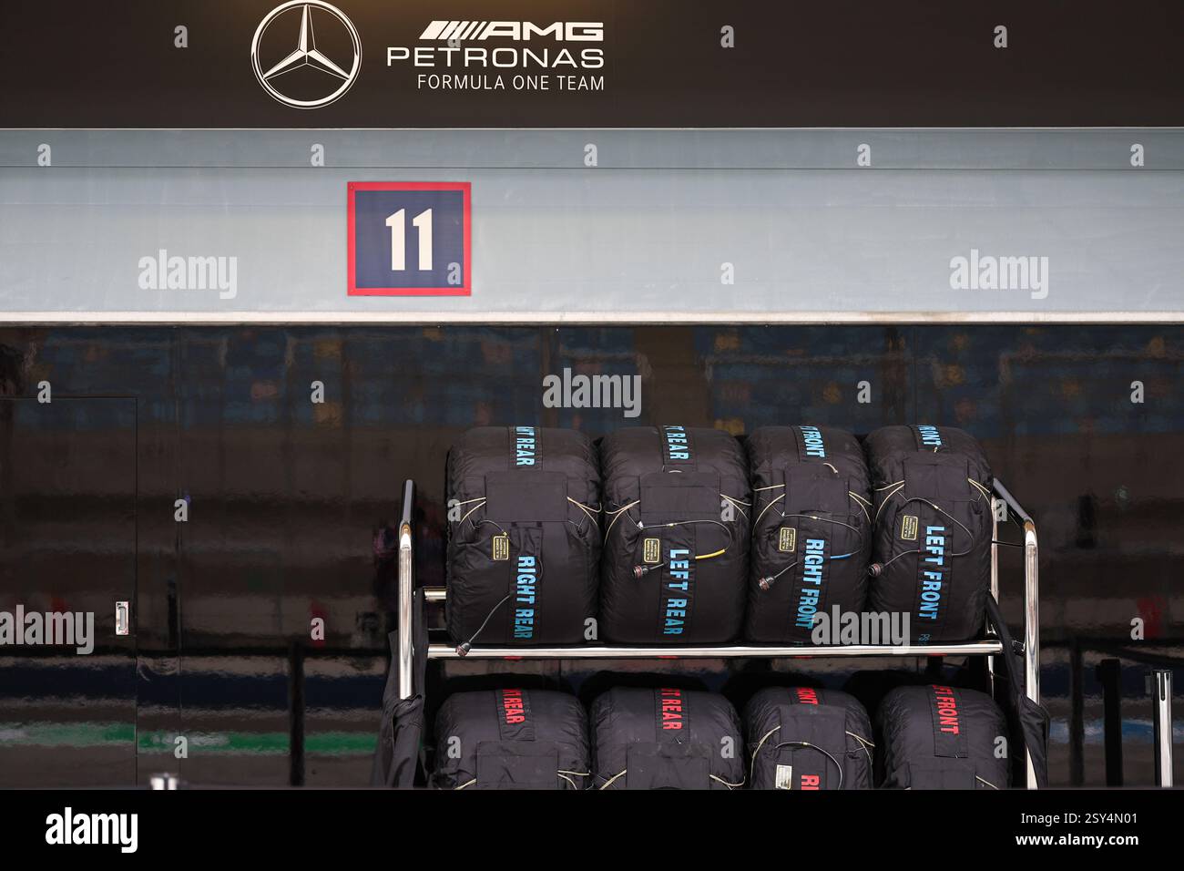 BAHRAIN, BAHRAIN - 27. FEBRUAR: Allgemeine Ansicht der Reifen des Mercedes AMG Petronas F1 Teams am zweiten Tag der F1-Tests auf dem Bahrain International Circuit am 27. Februar 2025 in Bahrain, Bahrain. (Foto: Qian Jun/Alamy Live News) Stockfoto
