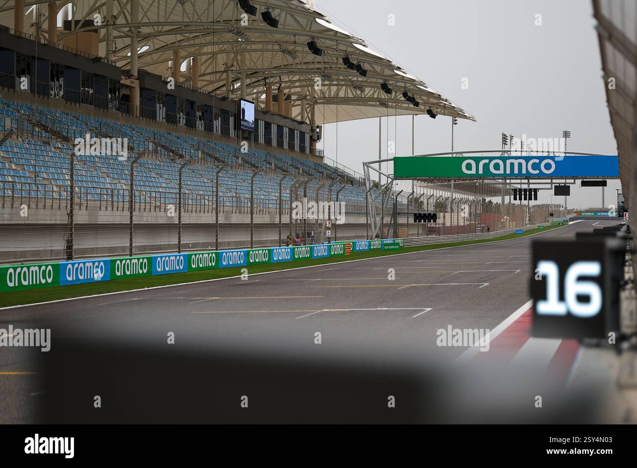 BAHRAIN, BAHRAIN - 27. FEBRUAR: Allgemeine Ansicht der Starting Straight am zweiten Tag der F1-Tests auf dem Bahrain International Circuit am 27. Februar 2025 in Bahrain, Bahrain. (Foto: Qian Jun/Alamy Live News) Stockfoto