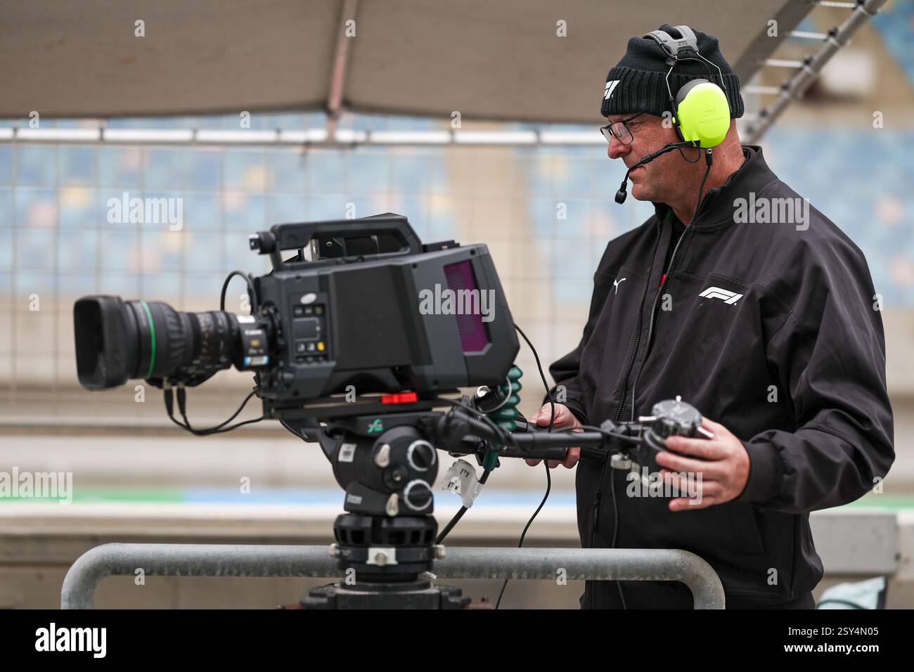 BAHRAIN, BAHRAIN - 27. FEBRUAR: Ein F1-Kameramann in der Boxengasse während des zweiten F1-Tests auf dem Bahrain International Circuit am 27. Februar 2025 in Bahrain. (Foto: Qian Jun/Alamy Live News) Stockfoto
