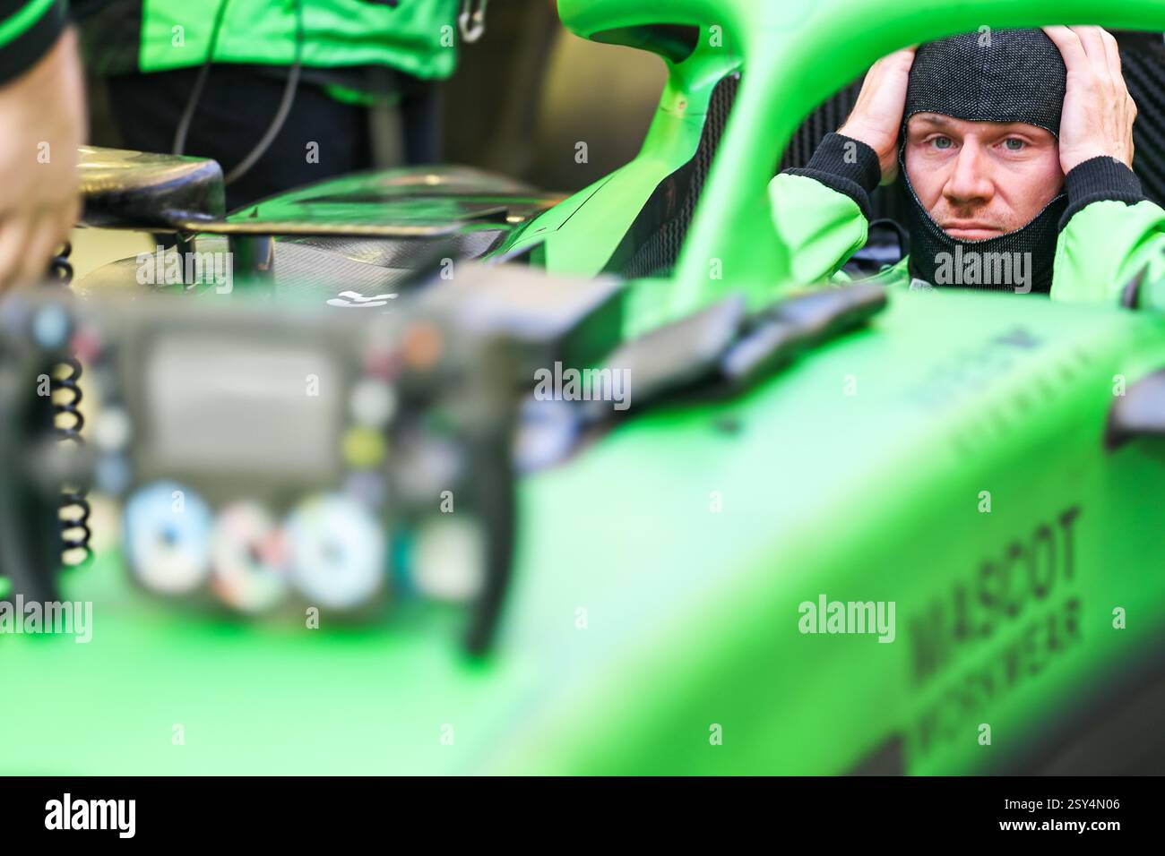 BAHRAIN, BAHRAIN - 27. FEBRUAR: Nico Hulkenberg aus Deutschland und das Stake F1 Team treten sauber in der Garage während des zweiten F1-Tests auf dem Bahrain International Circuit am 27. Februar 2025 in Bahrain, Bahrain. (Foto: Qian Jun/Alamy Live News) Stockfoto