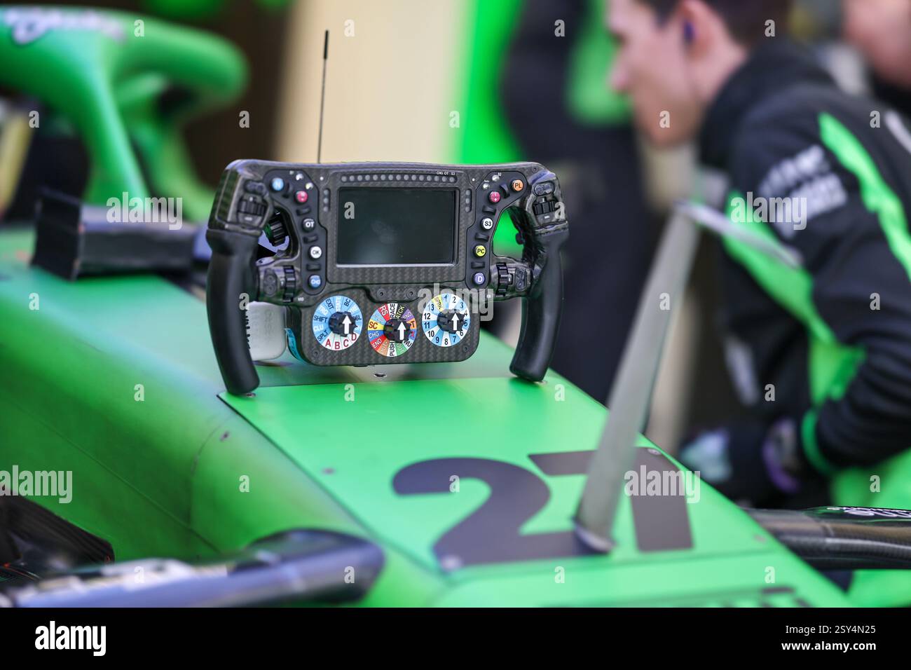 BAHRAIN, BAHRAIN - 27. FEBRUAR: Nico Hulkenbergs Lenkrad während des zweiten F1-Tests auf dem Bahrain International Circuit am 27. Februar 2025 in Bahrain. (Foto: Qian Jun/Alamy Live News) Stockfoto