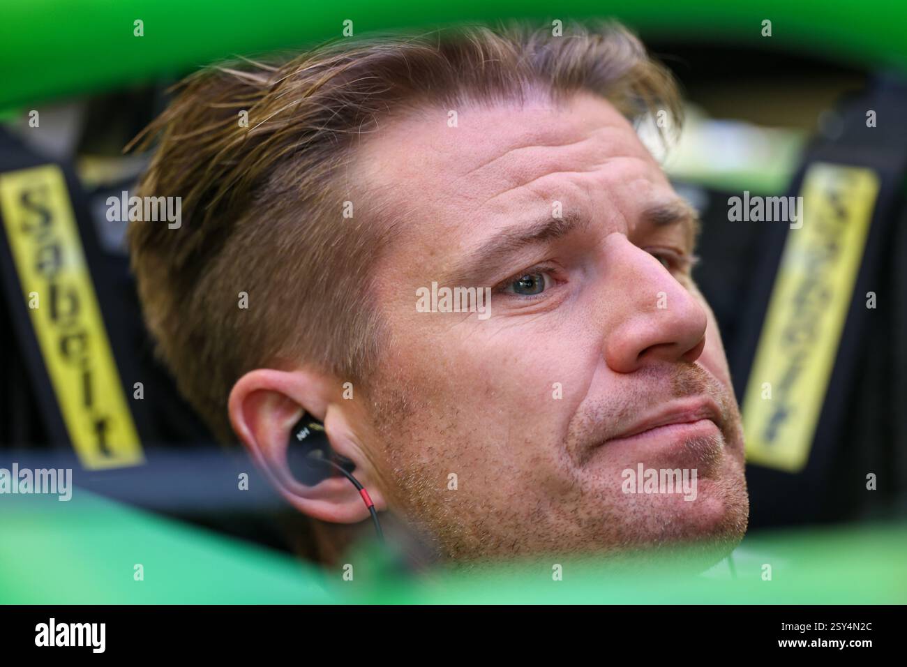 BAHRAIN, BAHRAIN - 27. FEBRUAR: Nico Hulkenberg aus Deutschland und das Stake F1 Team treten sauber in der Garage während des zweiten F1-Tests auf dem Bahrain International Circuit am 27. Februar 2025 in Bahrain, Bahrain. (Foto: Qian Jun/Alamy Live News) Stockfoto